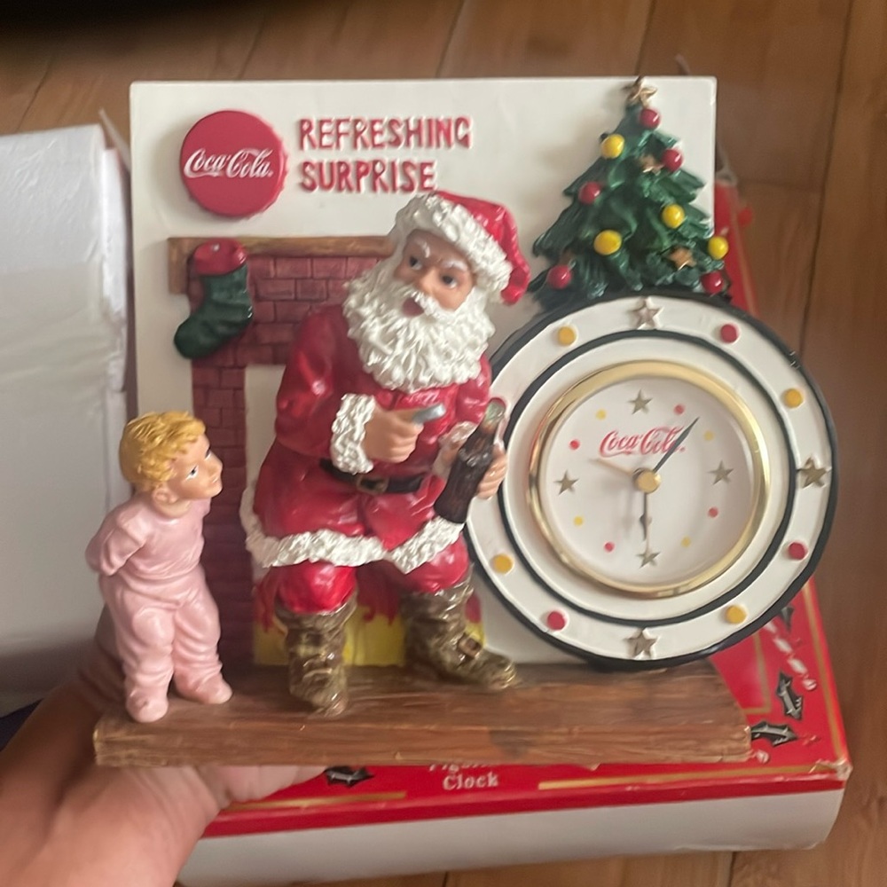 Coca-Cola 1998 Christmas collectible figurine clock